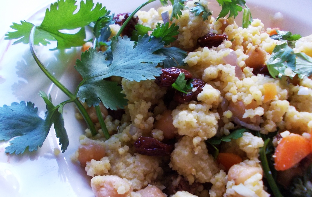 Marokkanischer Couscous Salat (vegan) | travelmeatless
